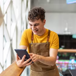 Ung man i kök me dipad