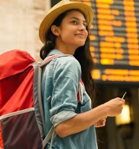 Kvinna i flygterminal med ryggsäck